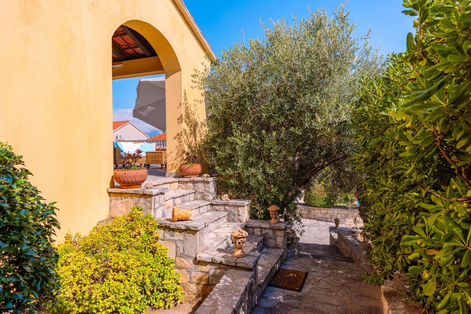 House 4 You Lumbarda Exterior photo